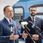 Marszałek Władysław Ortyl i przewodniczący Krzysztof Jarosz podczas konferencji na temat biletu aglomeracyjnego