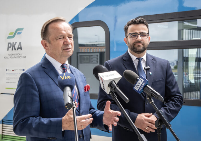 Marszałek Władysław Ortyl i przewodniczący Krzysztof Jarosz podczas konferencji na temat biletu aglomeracyjnego