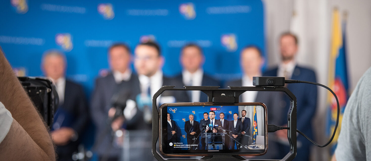 Przedstawiciele podpisujący umowę o współpracy, reprezentujący: Aglomerację Rzeszowskę, Prešovský samosprávny kraj oraz Stowarzyszenie Euroregion Karpacki.