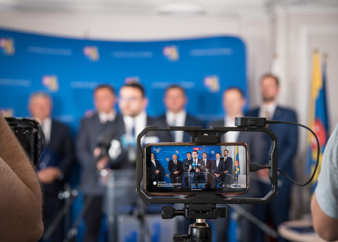 Przedstawiciele podpisujący umowę o współpracy, reprezentujący: Aglomerację Rzeszowskę, Prešovský samosprávny kraj oraz Stowarzyszenie Euroregion Karpacki.